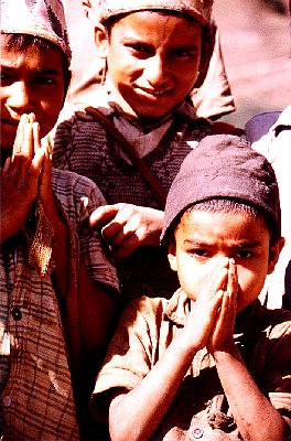 1979 Nepal, Pokhara-Muktinath Trek. Some of the Nepalese children alongside our trail. Photo by Werner Baumgartner.