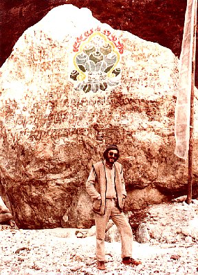 1979 Nepal, the Lukla-Everest Trek. Ken Street is seen here wearing a Nepalese trekker's outfit, woolen clothing that he bought specially for trekking in Nepal. Photo taken by Werner Baumgartner, who bought a similar woolen outfit for himself.